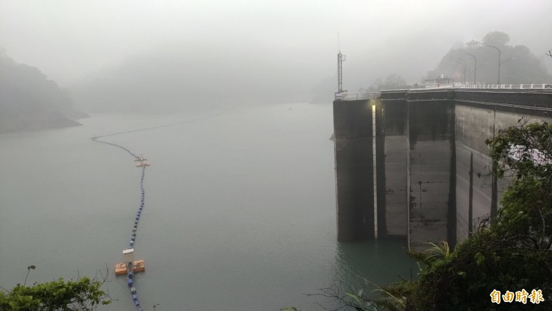 石門水庫集水區連續降雨，不過進帳有限，大壩水位仍在228公尺徘徊。（記者李容萍攝）