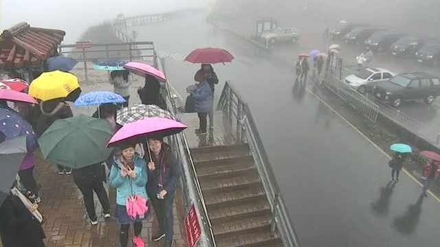 合歡山今天白天持續降雨，不少遊客在武嶺停車場等雪，晚間則是出現雨夾霰，距離下雪只差一點。（記者佟振國翻攝）