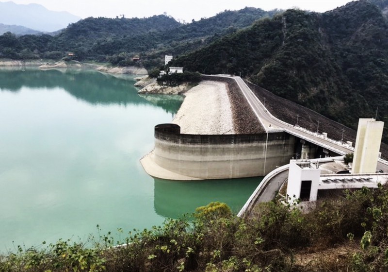 因全台自去年11月迄今降雨情形不如預期，桃園以南水庫降雨量僅有歷年平均值2至6成，導致部分地區水情拉警報，水情燈號也隨之調整。圖為曾文水庫。（資料照）