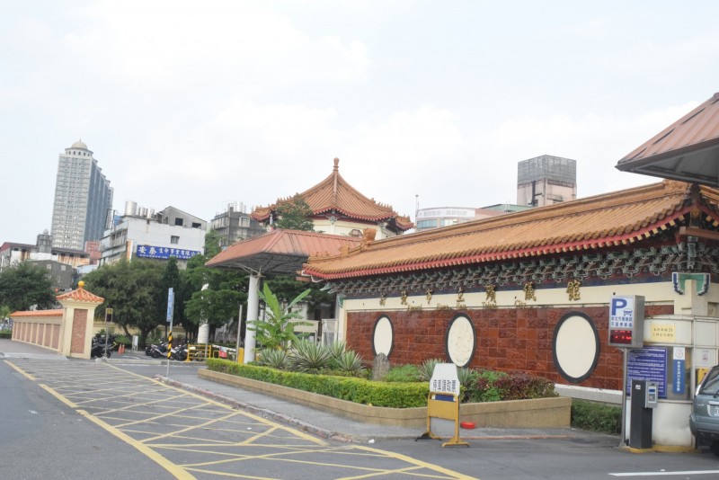 今新北市板橋的市立殯儀館首度實施針對酒駕累犯的道路交通安全講習，76名累犯在布置成靈堂的房間上課。（資料照）