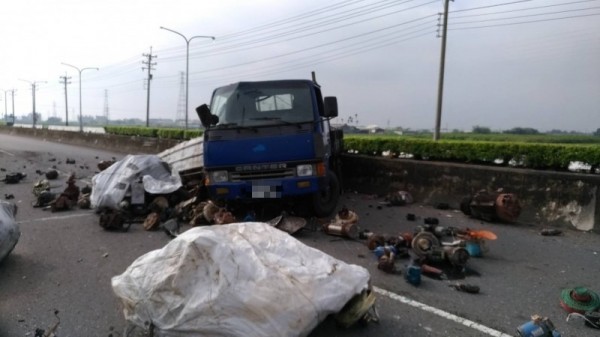 一輛貨車行經縣道164民雄菁埔路段，疑似爆胎自撞分隔島，貨物散落滿地。（民眾提供）