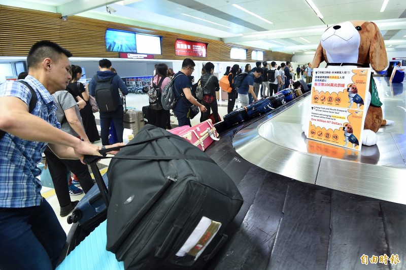 農委會防檢局宣布，9日凌晨零時開始，新增泰國直飛台灣旅客也要接受手提行李全面檢查。示意圖。（資料照）