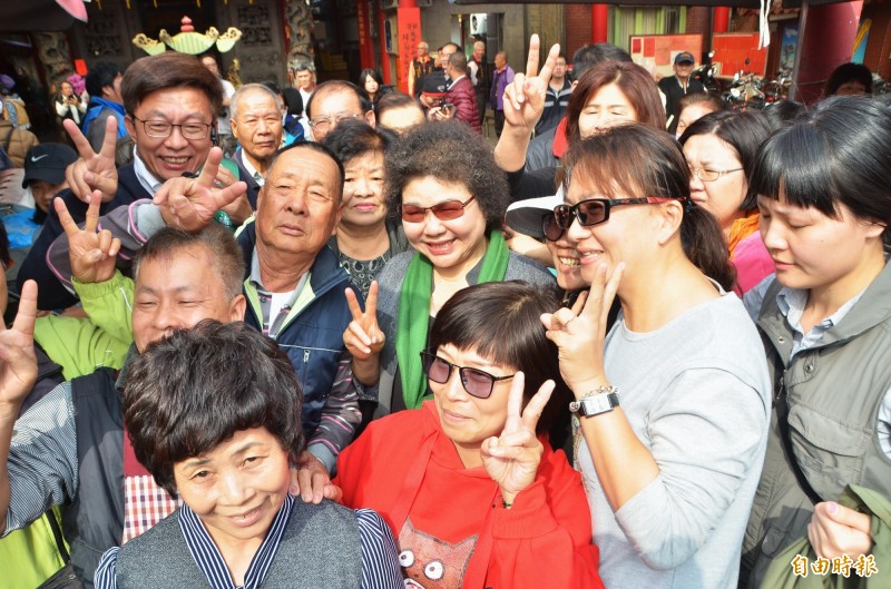 總統府秘書長陳菊陪同民進黨立委候選人郭國文市場拜票，粉絲們熱情簇擁、合影。（記者吳俊鋒攝）