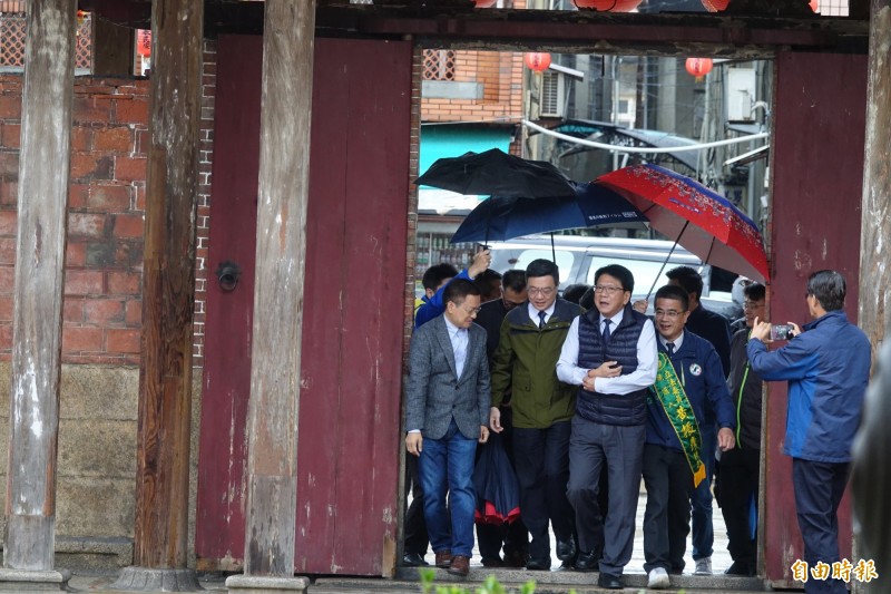 屏東縣長潘孟安今天到鹿港龍山寺分享燈會經驗。（記者劉曉欣攝）