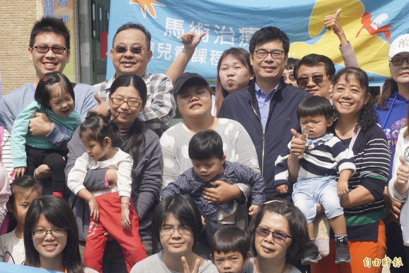 行政院副院長陳其邁現身祝福遲緩兒馬術治療成功。（記者黃佳琳攝）