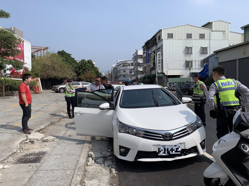 兩名毒蟲棄車分頭逃逸仍就逮。（記者許國楨翻攝）