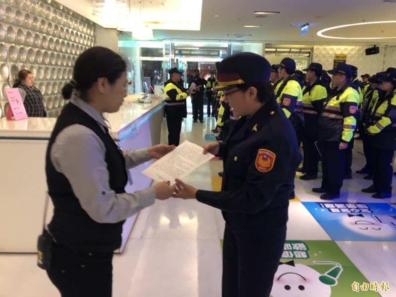 新竹市警局今召開「防制街頭暴力執法作為專案會議」，宣布即刻起將集結三個分局警力，針對轄區ＫＴＶ、酒店等易滋事場所進行大掃蕩，祭出鐵腕加強臨檢。（記者王駿杰攝）