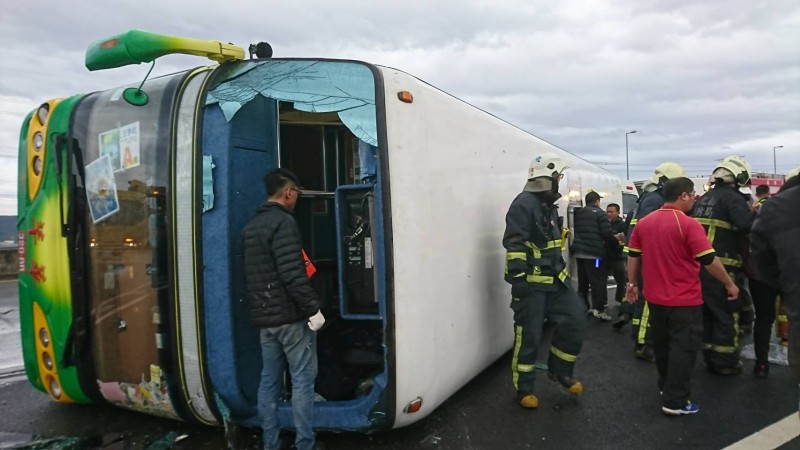 國道3號南下192公里發生遊覽車翻車事件，彰化縣消防局人員到場救護。（記者劉曉欣攝）