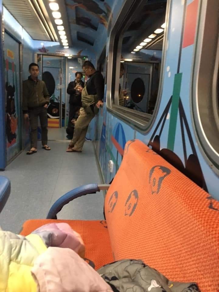 一名媽媽昨天向列車長控訴，親子車廂裡面幾乎9成都不是帶著孩子的家長。（圖擷取自臉書社團「爆料公社」）