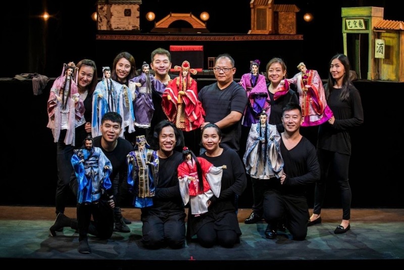 徐建彰（後排右三）把台灣戲偶帶到新加坡猴紙劇坊公演。（CHRISPPICS攝影提供）