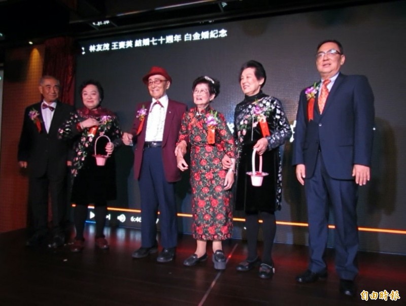 98歲的林友茂與妻子慶結婚70年，找來昔日花童重走紅毯，接受全場祝福。（記者蘇孟娟攝）