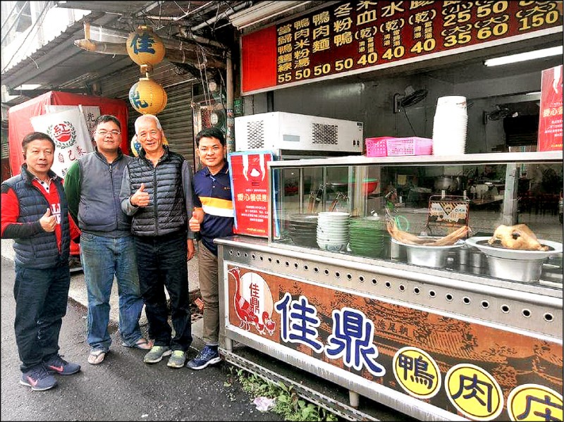 安南區「佳鼎鴨肉庄」上週加入做為愛心待用餐取餐處。圖為吳老闆（左二）和回社慈善會理事長莊戊群（右二）及幹部。（吳建智提供）