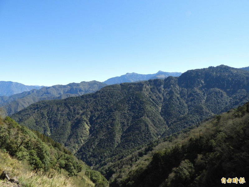 台灣擁有268座3千公尺以上高山，為高山密度世界第一的島國，行政院上週邀集相關部會研商，擬在今年6月「解禁山林」，取消國家公園入山管制，鬆綁許可規定改採「報備制」。圖為玉山國家公園境內。（記者陳鈺馥攝）