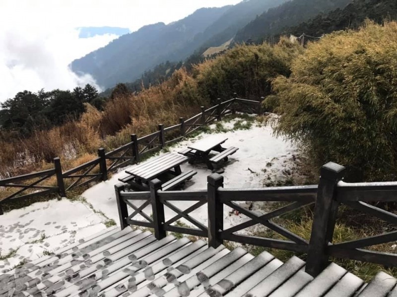 雪霸國家公園三九六山莊昨天再度飄雪，木棧道覆滿白雪。（圖：雪霸志工鄭僥龍提供）