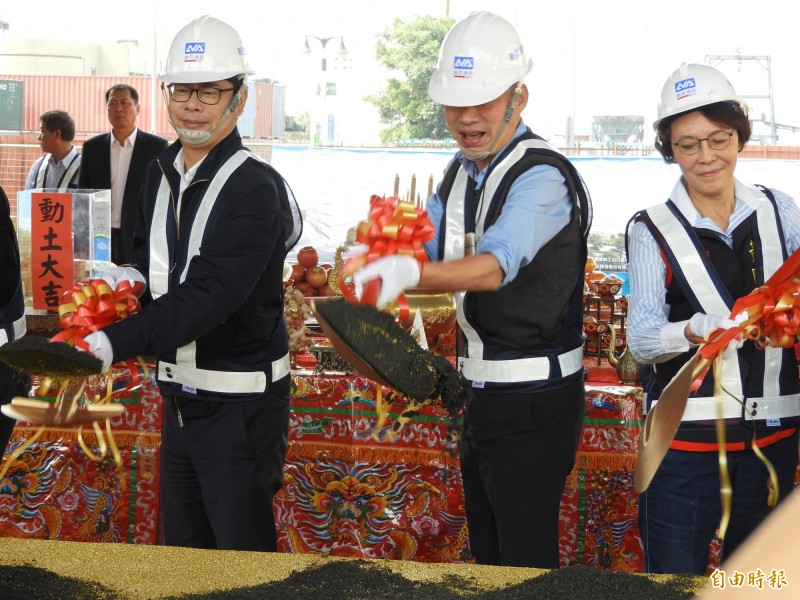 行政院副院長陳其邁（左）、高雄市長韓國瑜（中）執鏟動土。（記者葛祐豪攝）