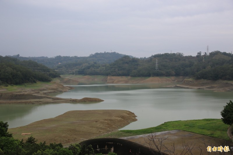 連日降雨讓永和山水庫進帳不少，但水位仍低，須節約用水。（記者鄭名翔攝）