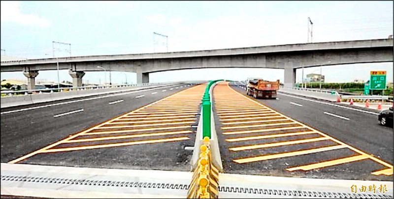 為減緩地層下陷，公路總局已完成台78線土庫交流道減重工程。（記者廖淑玲攝）