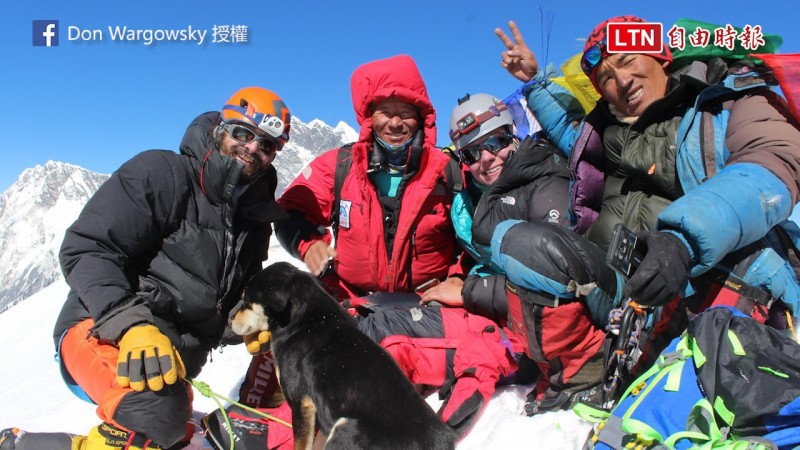 人類需要經過訓練以及穿上高級裝備才能登上的高山，竟然有流浪狗能輕鬆攻頂。（圖片由Don Wargowsky授權提供使用）