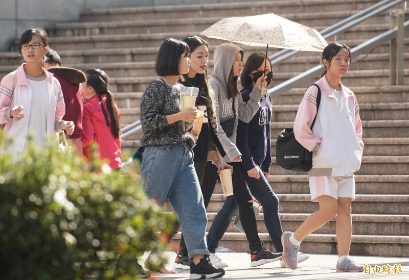 氣象專家吳德榮表示，今夜開始轉乾冷，將告別連續5天的濕冷，但週五與週日將有兩波鋒面通過，天氣變化大，各地可能出現局部短暫雨。此外，早晚溫差變化大，提醒民眾注意保暖。（資料照）