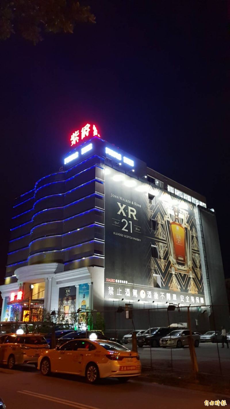 台中市楊姓男子去年10月在台中市某酒店消費，兩度與該酒店陳姓女幹部在包廂內對賭，首場贏32萬元拿到現金，第二場輸了135萬，開出支票35萬且耍賴不付當天6萬餘元酒資，鬧到警方到場，楊拿出現金付酒資才離場，想不到楊男竟「掛失止付」該支票，讓陳女領不到錢，檢察官依「未指定犯人誣告罪」起訴。（記者楊政郡攝）