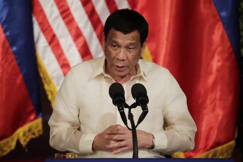 菲律賓總統杜特蒂（Rodrigo Duterte）又語出驚人，竟然在昨日1場公開會議上，將優秀的女性形容為婊子、瘋女人。（資料照，歐新社）