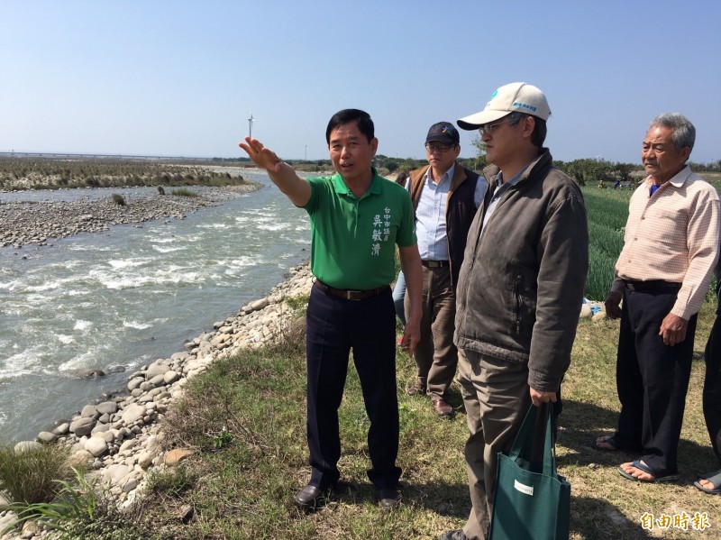 市議員吳敏濟（左）會勘大甲溪下游北岸高灘地合法農田。（記者張軒哲攝）