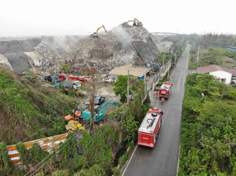 台南市環保局指出，將依法對業者開單裁罰，並監督業者清理廢棄物。（記者萬于甄翻攝）