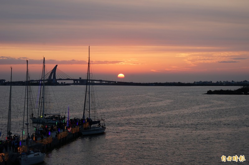 大鵬灣夕照因為台灣燈會知名度大開。（記者陳彥廷攝）