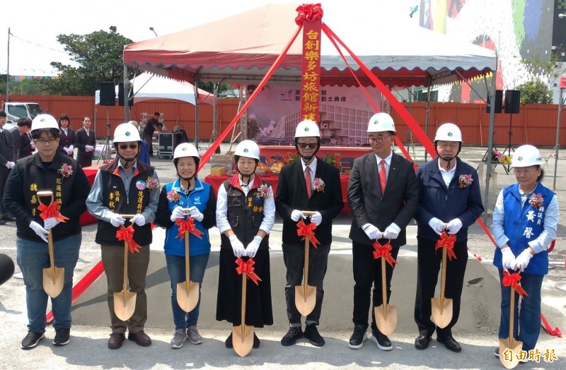 台灣土地開發公司看好花蓮觀光業未來成長契機，今天舉行新天堂樂園「樂多坊（Fun House）旅館」開工典禮。（記者王錦義攝）