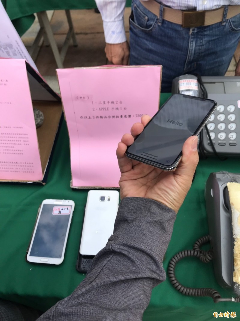 屏檢拍賣漁船、iphone，現場擠數百人，手機最後以3萬元得標。（記者蔡宗憲攝）