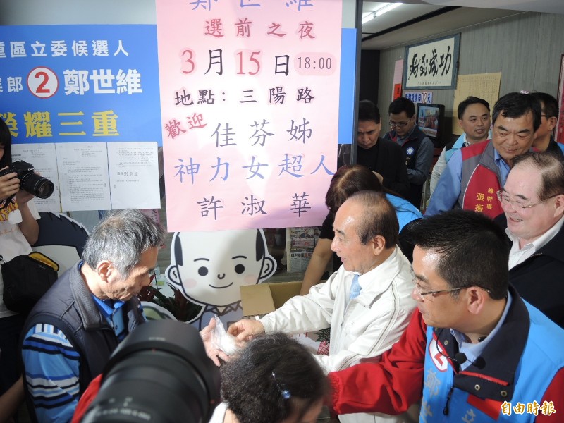 王金平幫鄭世維站台，還幫他發包子，民眾開心喊「凍蒜」。（記者翁聿煌攝）