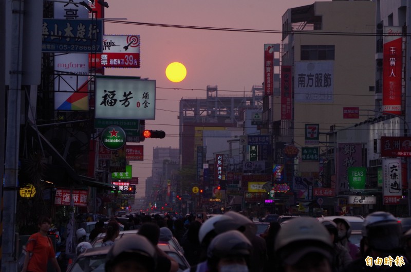 嘉義市民族路懸日雖未如曼哈頓懸日，仍吸引大批賞景民眾。（記者王善嬿攝）