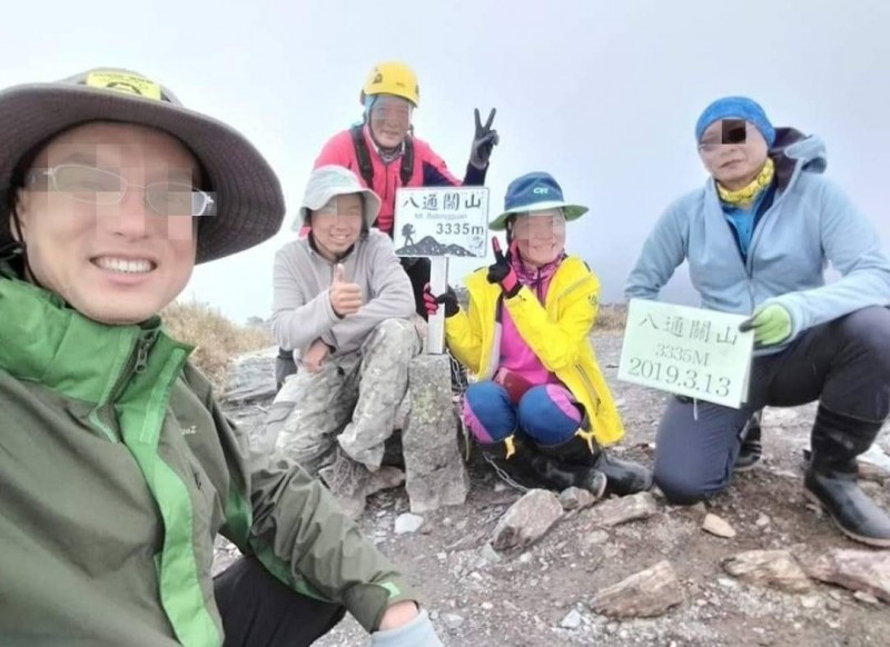 發生墜谷意外的5人登山隊，3月13日在八通關山登頂照，圖左一為王姓領隊，他今天第一時間下溪谷搶救墜谷隊員，也被尖利岩體割傷。（圖取自王姓領隊臉書）