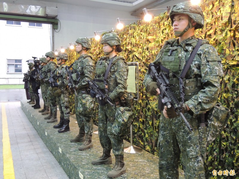 軍方已換發新式戰鬥個裝。（記者羅添斌攝）