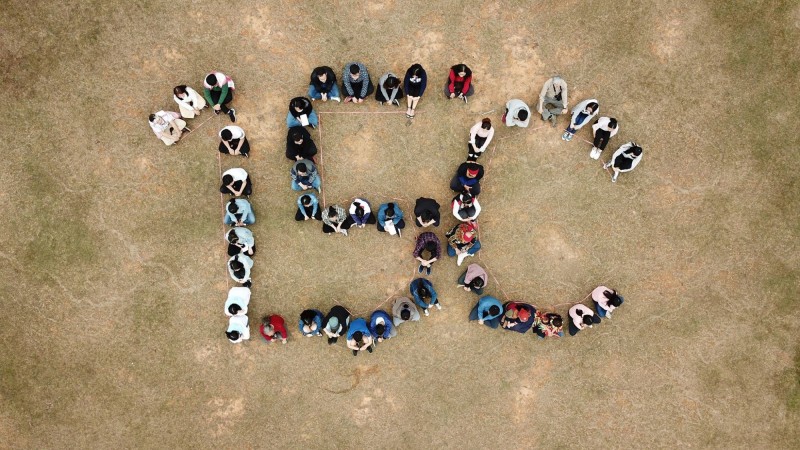 響應「Fridays for future Taiwan 」315氣候行動，國立暨南國際大學師生舉行快閃行動，排出「1.5度C」字樣，呼籲世人重視全球暖化帶來的嚴重後果。（暨大黃資媛提供）