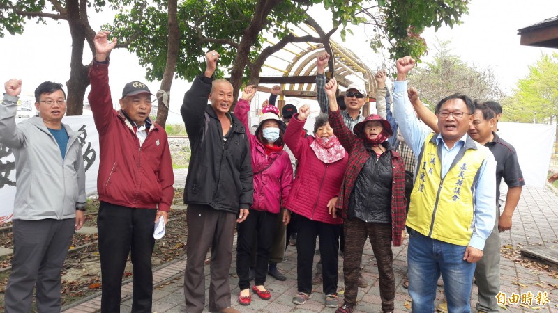 嘉義縣水上鄉的民眾抗議鐵路高架化要徵收農地。（記者林宜樟攝）