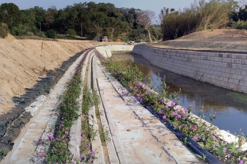 新竹縣寶山鄉的湳坑溪護岸應急工程完工，新的河岸景觀頗為優美。（圖由寶山鄉公所提供）