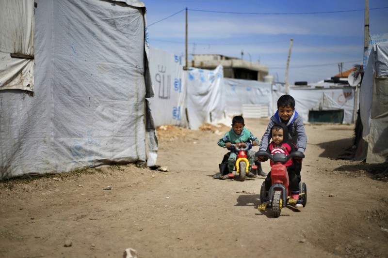 今敘利亞內戰開打在15日屆滿8年，人權組織表示，長年的戰亂已經造成至少37萬人死亡、1300萬敘利亞人失去家園。圖為失去家園的孩子在難民營玩耍。（美聯社）