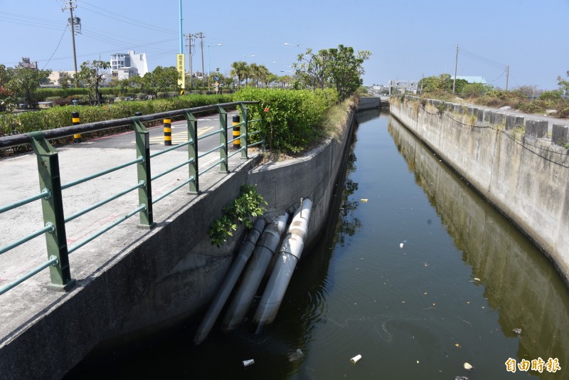 大鵬灣大排的水管架設在堤岸旁（記者葉永騫攝）