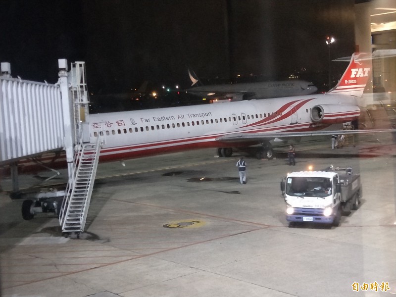 遠航飛機今晚7點30分才從巴拉望飛回桃園機場，進行機艙整理後，又再飛往巴拉望。（讀者提供）