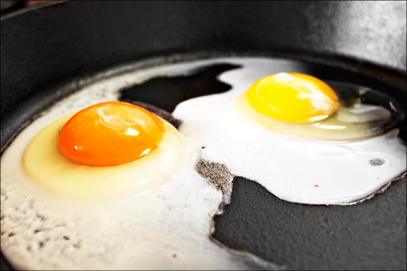 美國西北大學最新研究發現，相較於不吃雞蛋的成人，每天吃一．五顆雞蛋的人，罹患心血管疾病和早死的風險更高。（美聯社檔案照）
