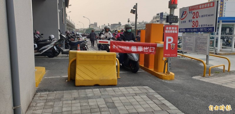 屏東驛站機車停車「卡」住了！消費者排隊等出場（記者葉永騫攝）