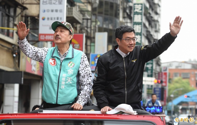 民進黨主席卓榮泰17日一早，就陪同立委當選人余天站上吉普車展開謝票行程。（記者劉信德攝）