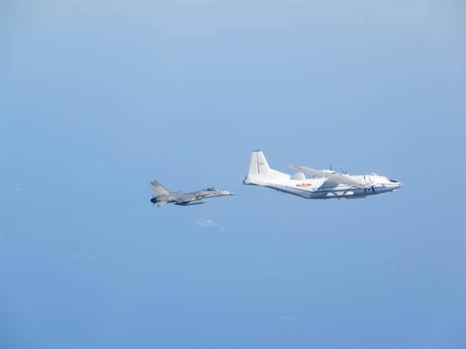 近年來共機時常繞台擾民，我國空軍戰管只要發現共機進入我防空識別區，就會立即透過廣播，驅離共機。（資料照）