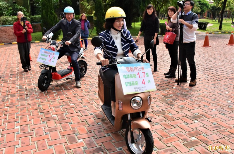 宜蘭縣加速汰換二行程機車，今年加碼補助，弱勢家庭換購電動機車，最高可領三萬五千元補貼。縣長林姿妙昨親自上路騎車，為補助活動宣傳。（記者張議晨攝）