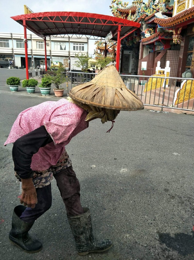 謝何綢阿嬤以前嚴重駝背走路的模樣。（余仁傑提供）