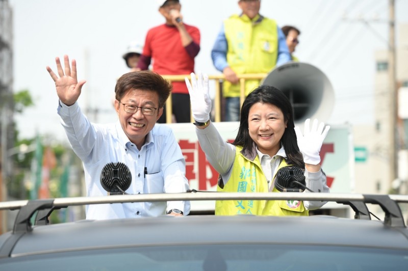 台南立委補選當選人郭國文（左）車隊遊行謝票。（資料照，郭國文競選團隊提供）