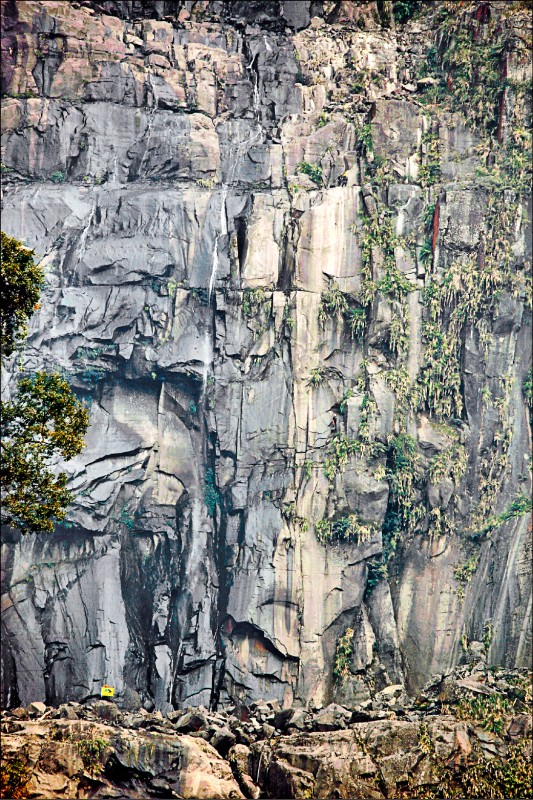 中華民國溪谷運動協會勇者挑戰難度很高的「蛟龍瀑布」大岩壁。（圖：劉博文提供）