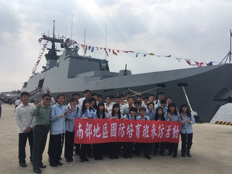 興國高中高三學子參訪空軍基地、海軍艦隊，對於國軍保家衛國、宣揚國威的努力留下深刻印象，驚嘆連連。（圖由興國高中提供）