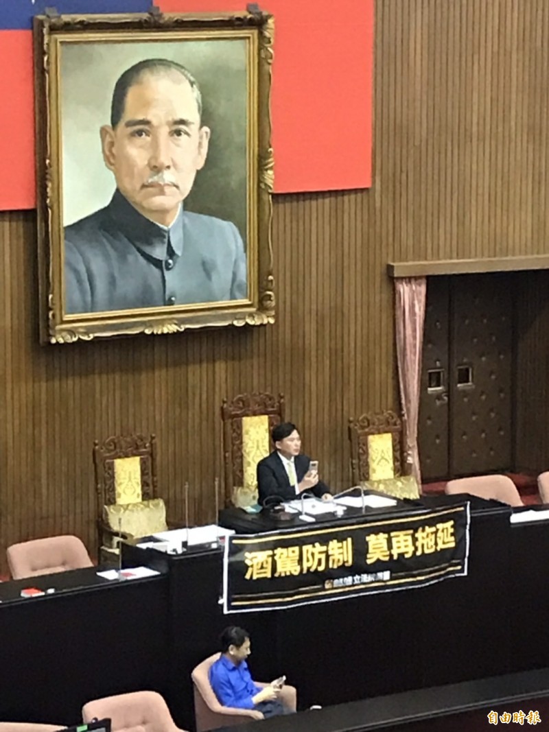 時代力量立委黃國昌坐上主席台開直播,要求朝野立委回到院會、盡速三讀酒駕防制草案。(記者彭琬馨攝) 時代力量立委黃國昌坐上主席台開直播,要求朝野立委回到院會、盡速三讀酒駕防制草案。(記者彭琬馨攝)